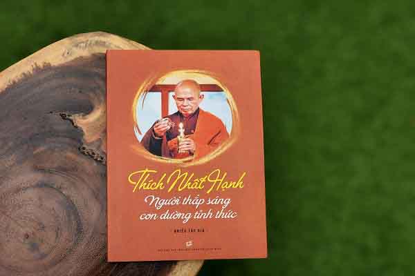 Người thắp sáng con đường tỉnh thức