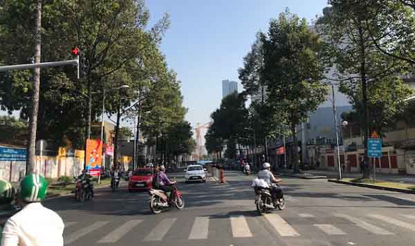 Sau Noel tối qua, nhiều con đường ở Sài Gòn sáng nay bỗng nhiên thoáng lạ