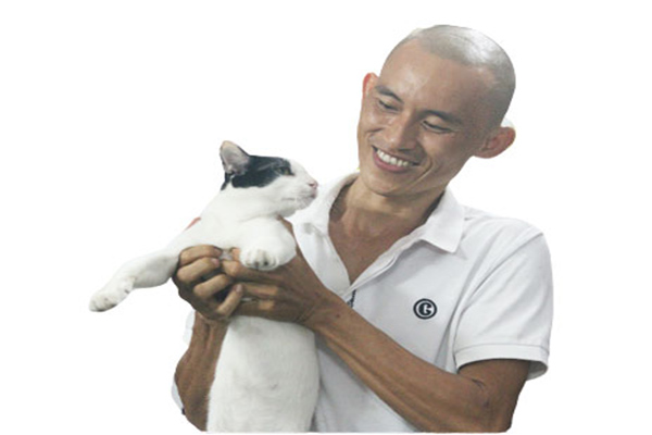 Thú vị chuyện chàng trai nhận nuôi và huấn luyện chó mèo hoang bằng tiếng Anh