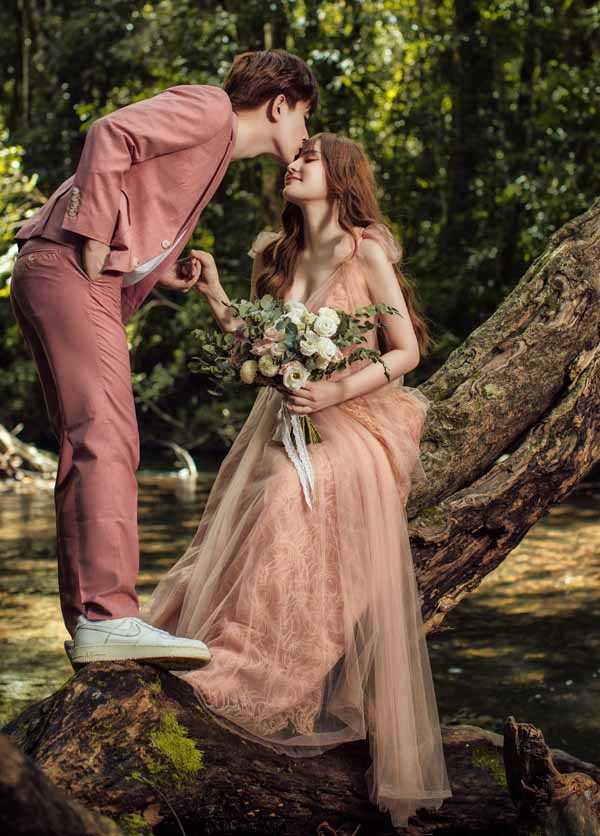 Chồng đưa con Thu Thủy đi khai giảng sau ồn ào ‘bạo hành’