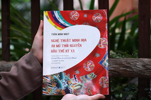 Bộ tranh về trang phục cung đình Huế có tuổi đời 120 năm được in thành sách