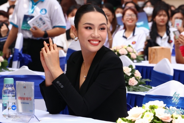 Á hậu Thủy Tiên tiếp lửa cho sinh viên bước vào năm học mới