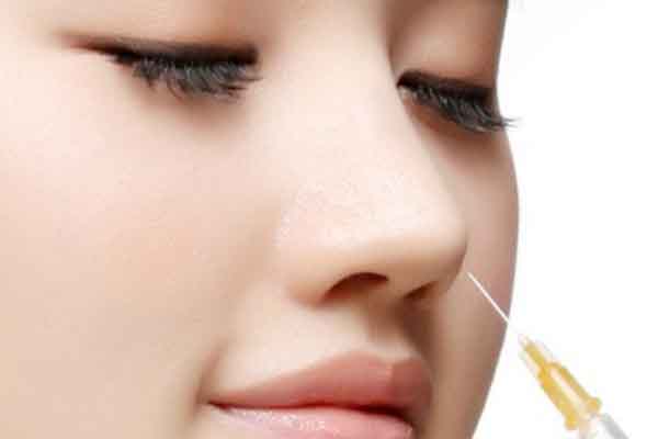 Bị mù mắt vì bạn trai tiêm filler nâng mũi