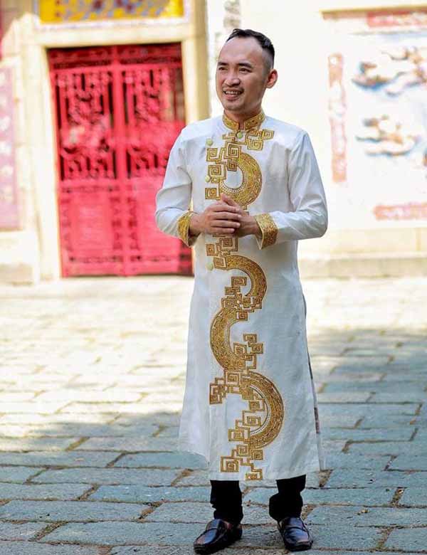 Tiến Luật liên tục cúi người, sửa váy giúp Thu Trang thành tâm điểm thảm đỏ