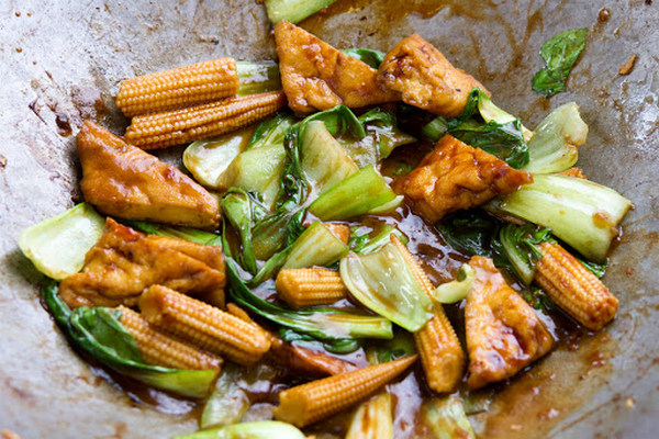 Đưa cơm với món đậu phụ om cải thìa