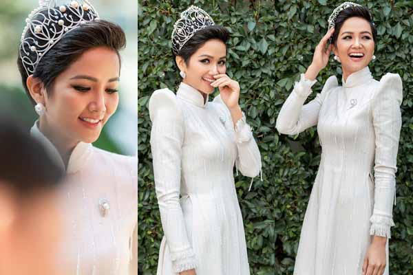 Hoa hậu H’Hen Niê lấy tay che miệng cười khi diện áo dài