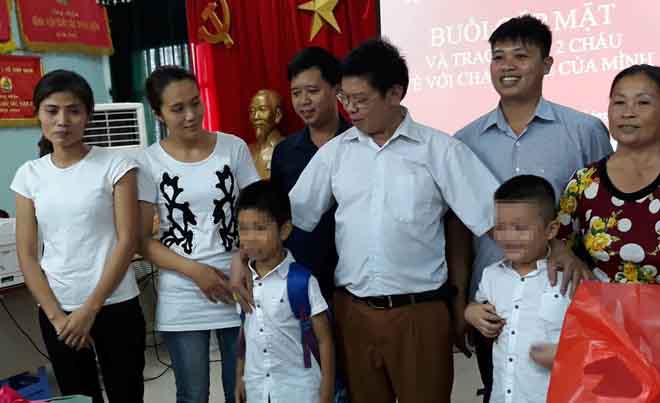 Vụ nhầm con ở Ba Vì: Hai bé trai trở về với cha mẹ ruột