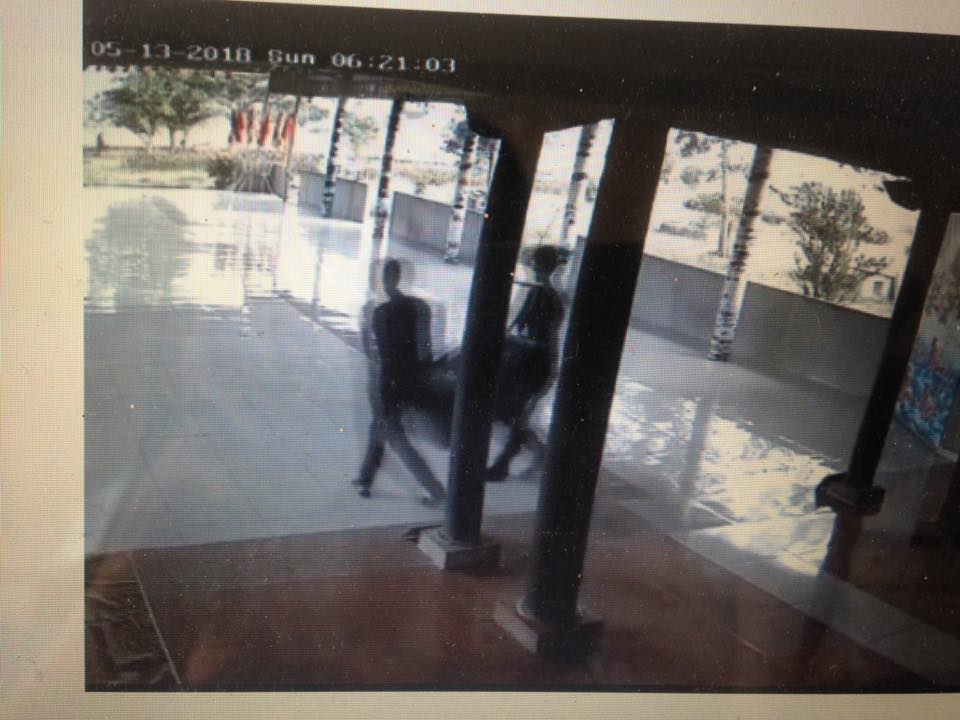 Một thanh niên trộm hòm công đức trong chùa