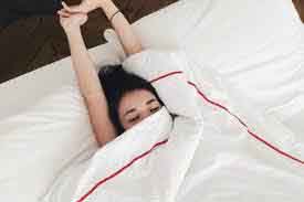 Tác hại của việc ngủ trùm chăn kín đầu