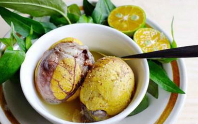 Vì sao trứng vịt lộn cần ăn kèm gừng và rau răm?