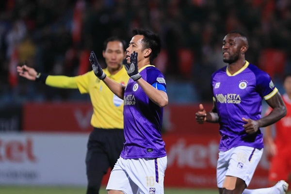 Văn Quyết tỏa sáng, CLB Hà Nội trở lại đường đua V-League