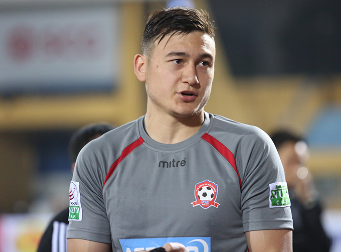 Thủ thành Văn Lâm bất ngờ và vinh dự được chơi dưới màu cờ sắc áo