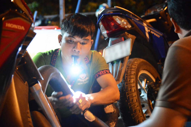 Có những người Sài Gòn ‘rảnh đến dễ thương’ khi đưa người xỉn về nhà, vá xe miễn phí