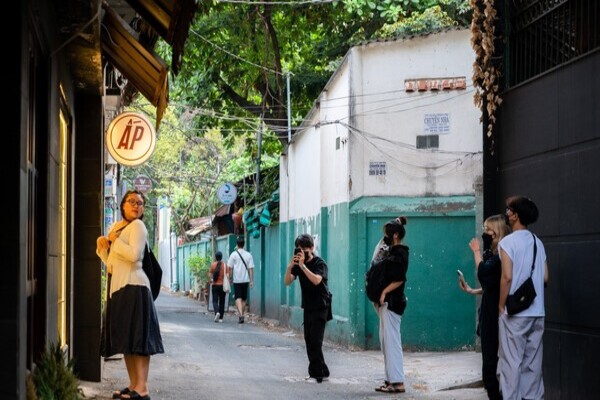 ‘Đội quân check-in’ làm phiền, một con hẻm phải treo 4-5 biển cấm chụp hình 