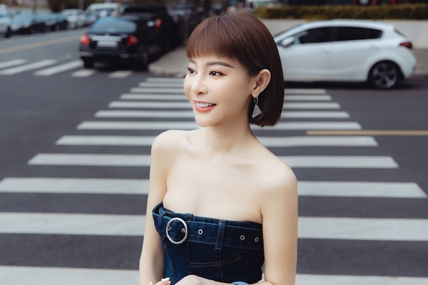 Hoa hậu Hải Dương khoe xương quai xanh quyến rũ ở tuổi U.40