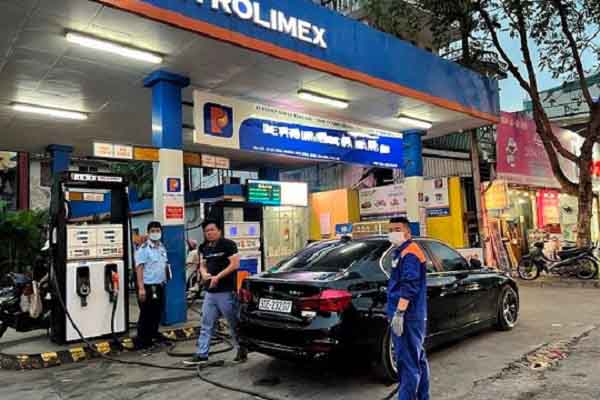 Bộ Tài chính nói gì về việc Hải quan không cho DN nhập xăng dầu?