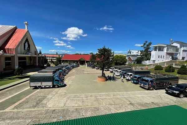 Đám cưới độc lạ: Rước dâu bằng 50 chiếc xe tải