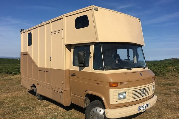 Mốt mới: Sống trong xe tải