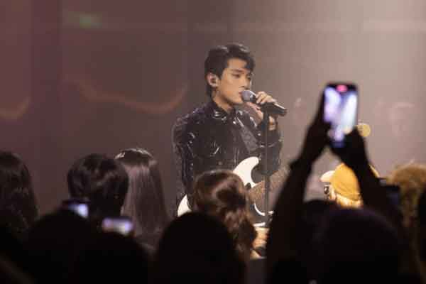 ‘Gã si tình’ GREY D ‘mê hoặc’ fans bằng sự kiện trải nghiệm âm nhạc 4D