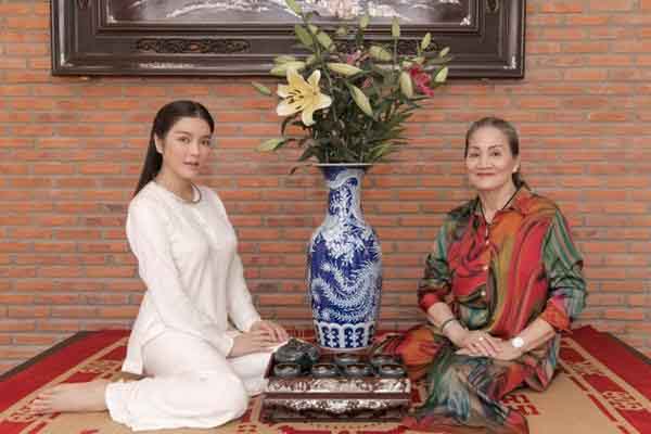 Lý Nhã Kỳ tung bộ ảnh cực tình cảm bên mẹ vào ngày lễ Vu Lan