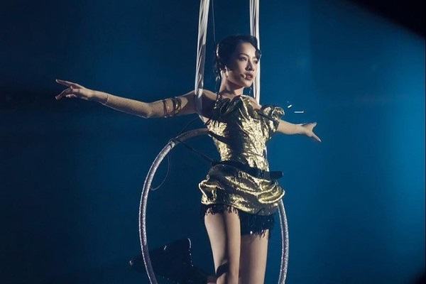 Đạp gió 2023: Chi Pu nhào lộn trên không, biểu diễn trên sân khấu lửa và nước