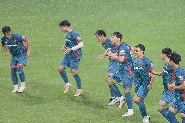 Danh sách 28 cầu thủ ĐT Việt Nam lên đường sang Philippines: HLV Philippe Troussier chơi lớn