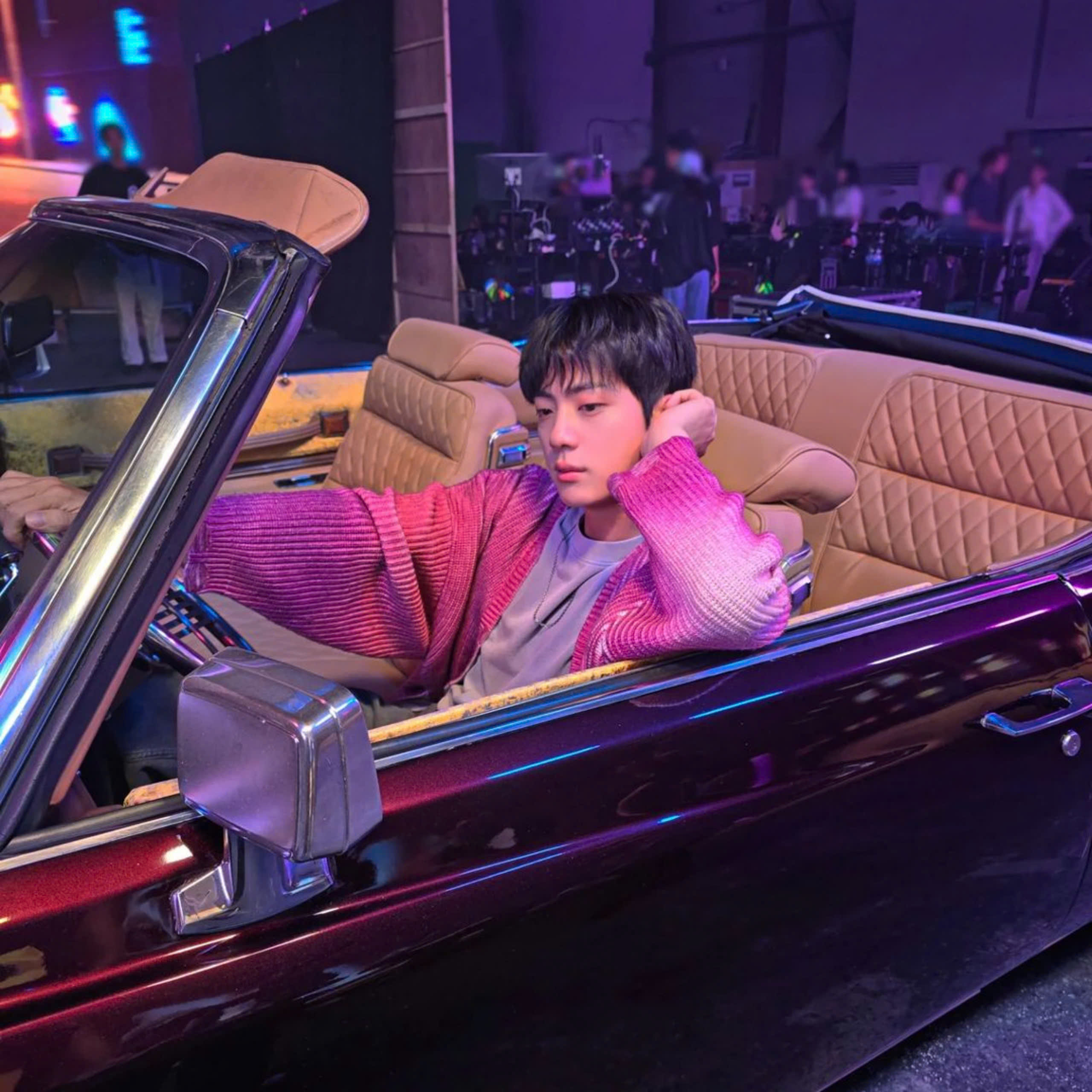 Jin tung album đầu tay “Happy”: MV “Running Wild” đầy năng lượng tích cực, có chi tiết gợi nhớ BTS