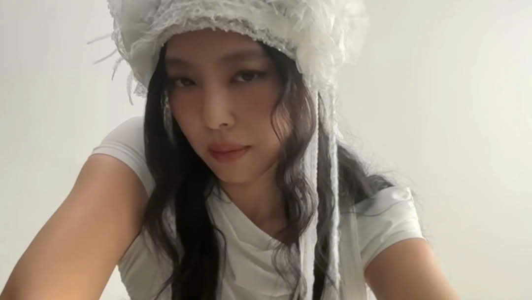 Jennie tung MV “Seoul City”, ôm chặt một người khiến fan dở khóc dở cười khi biết sự thật