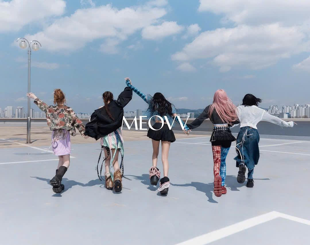 MEOVV chính thức debut với E.P “MY EYES OPEN VVIDE”: Cuộc đổ bộ ấn tượng của những fashion icon trên sàn nhạc Kpop
