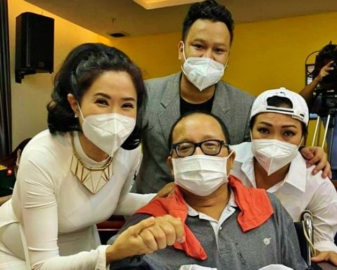 Nghệ sĩ Trần Mạnh Tuấn bên các đồng nghiệp. Ảnh: FBNV. 