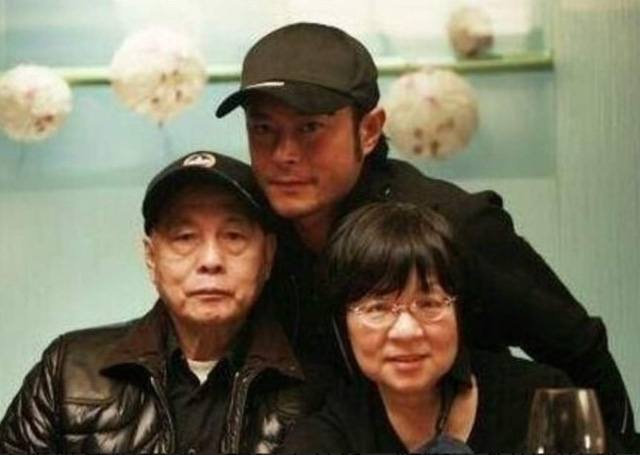Cổ Thiên Lạc và bố mẹ. (Ảnh: Louis Koo/Facebook)