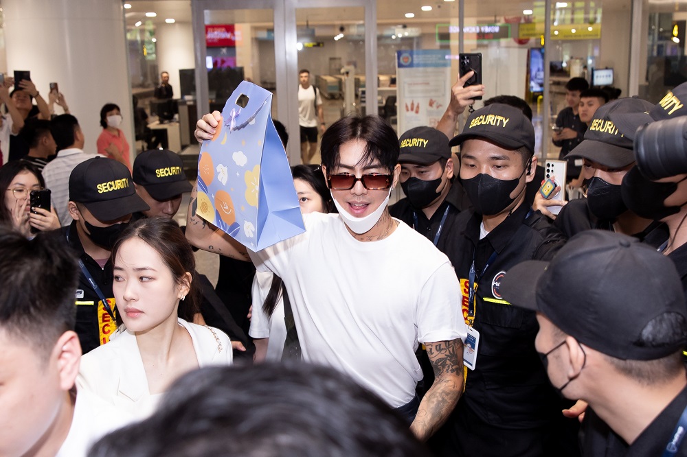 DPR IAN ‘nghẹt thở’ trong vòng vây của người hâm mộ Việt Nam