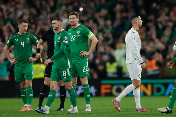 Ronaldo nhận thẻ đỏ, Bồ Đào Nha bại trận trước Ireland và chưa thể đến World Cup