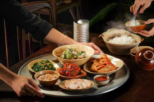 Mâm cơm của má trong bộn bề guồng quay công việc